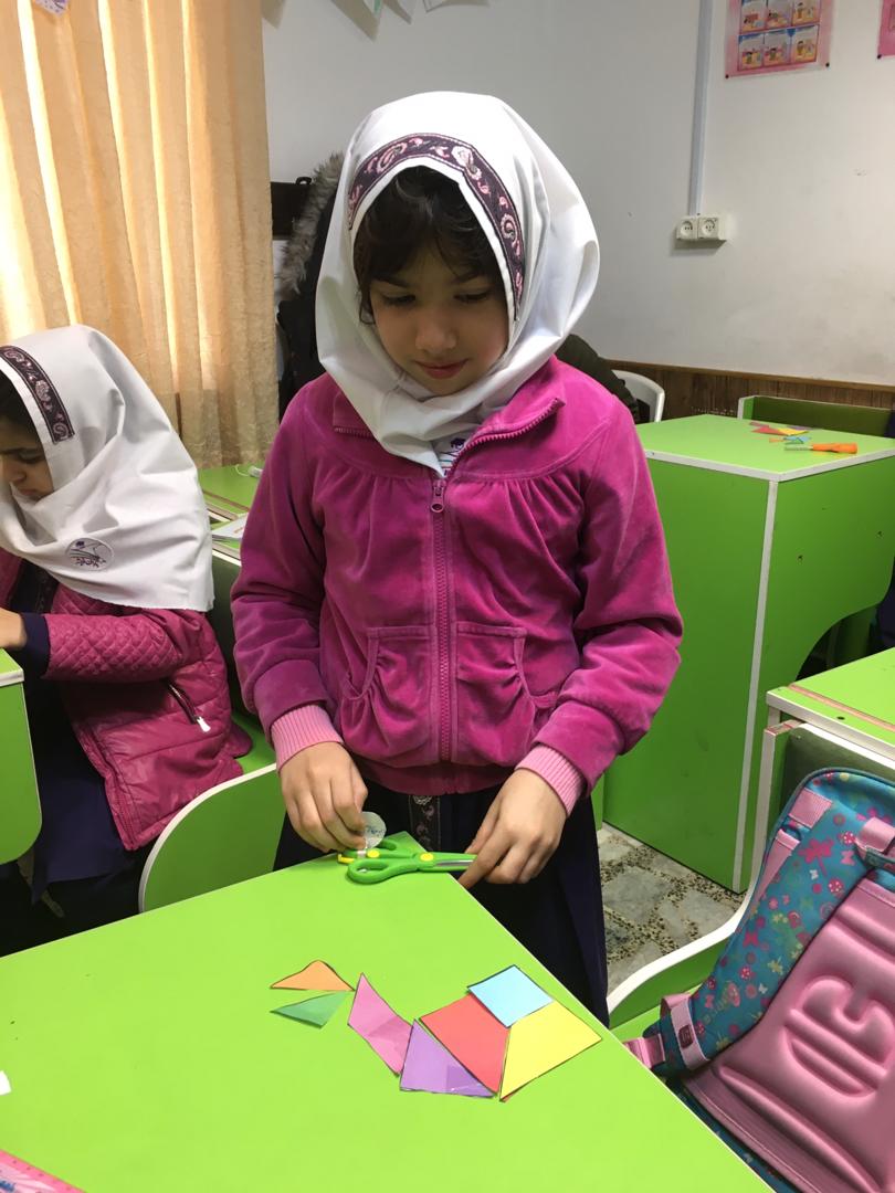 بازی با تانگرام در زنگ ریاضی کلاس سوم